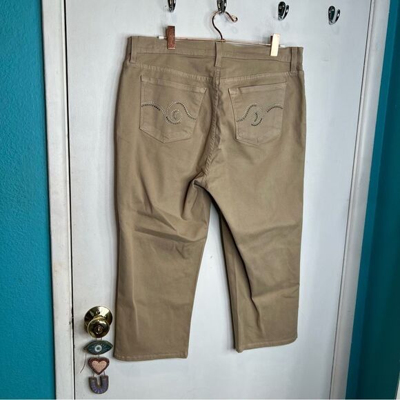 NYDJ CROP tan embellishment on back pockets - Picture 2 of 10